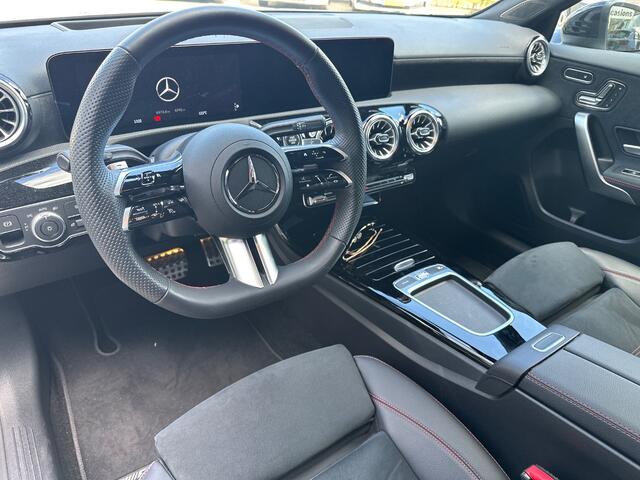Mercedes-Benz A-KLASSE 200 AMG Line / Pano / Navigatie / Mem seats / 360 camera / Stoelverwarming / Dodehoek