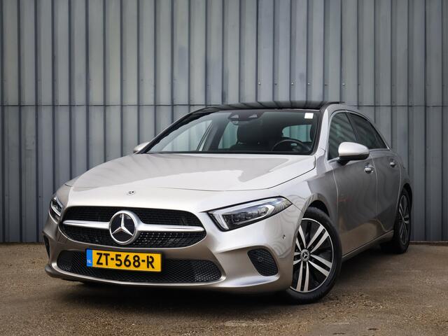 Mercedes-Benz A-KLASSE 250 4MATIC Premium Plus (225PK) 2e-Eig, MB-Dealer-Onderh, 12-Mnd-BOVAG, NL-Auto, Navigatie, Panoramaschuifdak, Ambient-Lighting, Parkeersensoren-V+A, LM.-Velgen, Leer, Elektrische-Stoelen, Stoelverwarming, Full-Virtual-Cockpit, Privacy-Glas