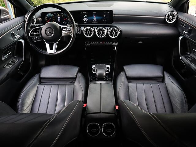 Mercedes-Benz A-KLASSE 250 4MATIC Premium Plus (225PK) 2e-Eig, MB-Dealer-Onderh, 12-Mnd-BOVAG, NL-Auto, Navigatie, Panoramaschuifdak, Ambient-Lighting, Parkeersensoren-V+A, LM.-Velgen, Leer, Elektrische-Stoelen, Stoelverwarming, Full-Virtual-Cockpit, Privacy-Glas
