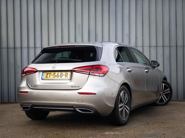 Mercedes-Benz A-KLASSE 250 4MATIC Premium Plus (225PK) 2e-Eig, MB-Dealer-Onderh, 12-Mnd-BOVAG, NL-Auto, Navigatie, Panoramaschuifdak, Ambient-Lighting, Parkeersensoren-V+A, LM.-Velgen, Leer, Elektrische-Stoelen, Stoelverwarming, Full-Virtual-Cockpit, Privacy-Glas
