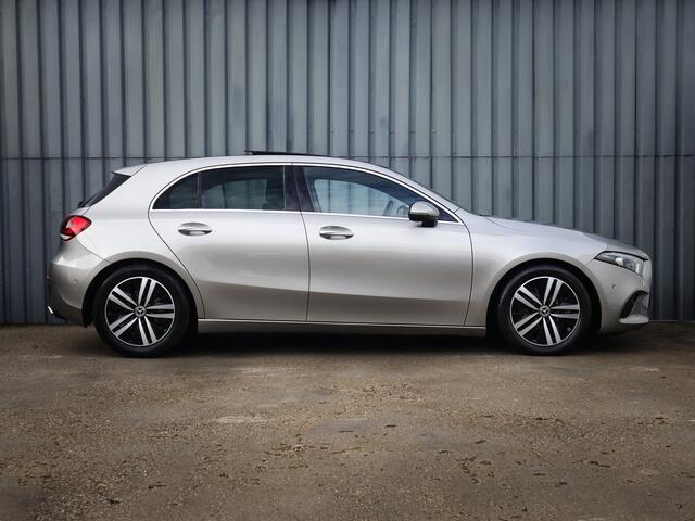 Mercedes-Benz A-KLASSE 250 4MATIC Premium Plus (225PK) 2e-Eig, MB-Dealer-Onderh, 12-Mnd-BOVAG, NL-Auto, Navigatie, Panoramaschuifdak, Ambient-Lighting, Parkeersensoren-V+A, LM.-Velgen, Leer, Elektrische-Stoelen, Stoelverwarming, Full-Virtual-Cockpit, Privacy-Glas