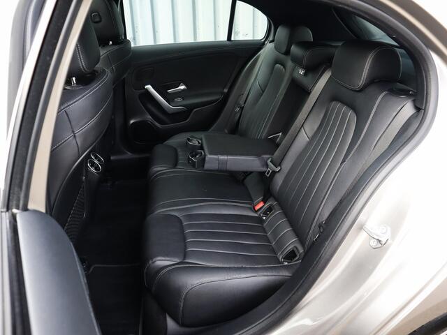 Mercedes-Benz A-KLASSE 250 4MATIC Premium Plus (225PK) 2e-Eig, MB-Dealer-Onderh, 12-Mnd-BOVAG, NL-Auto, Navigatie, Panoramaschuifdak, Ambient-Lighting, Parkeersensoren-V+A, LM.-Velgen, Leer, Elektrische-Stoelen, Stoelverwarming, Full-Virtual-Cockpit, Privacy-Glas