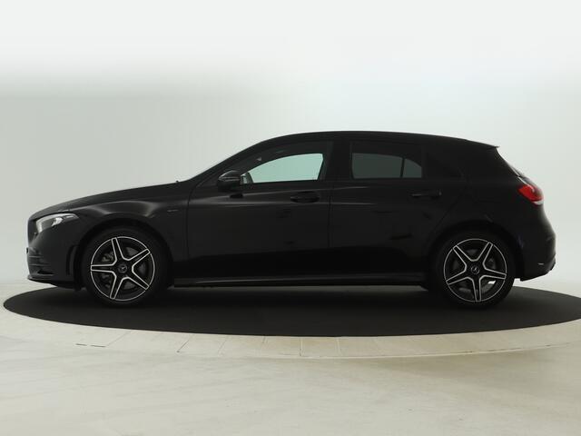 Mercedes-Benz A-KLASSE 250 e AMG Plug-In Hybride | Sfeerverlichting | Nightpakket | Apple Carplay | MBUX augmented reality | Inclusief 24 maanden MB Certified garantie voor Europa.