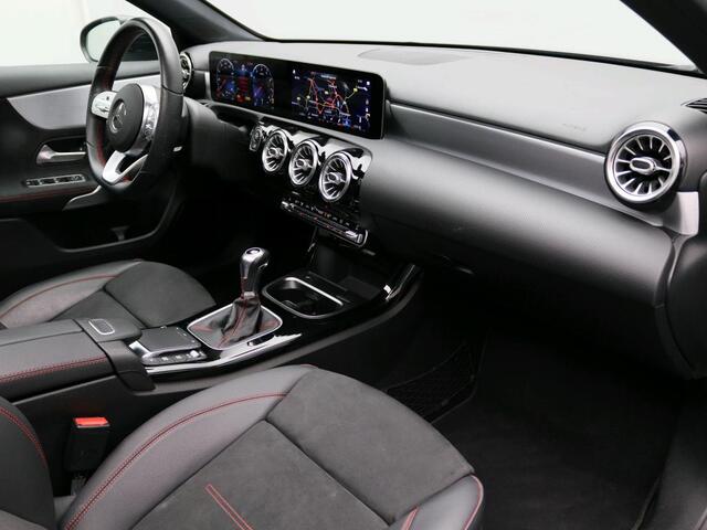 Mercedes-Benz A-KLASSE 160 Business Solution AMG | AMG Line | Nicht Pakket | Schuif-Kanteldak | Sfeerverlichting | Ledkoplampen. Inclusief 24 maanden MB Certified garantie voor Europa.