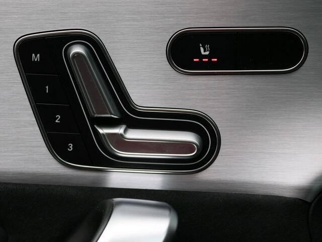 Mercedes-Benz A-KLASSE 160 Business Solution AMG | AMG Line | Nicht Pakket | Schuif-Kanteldak | Sfeerverlichting | Ledkoplampen. Inclusief 24 maanden MB Certified garantie voor Europa.