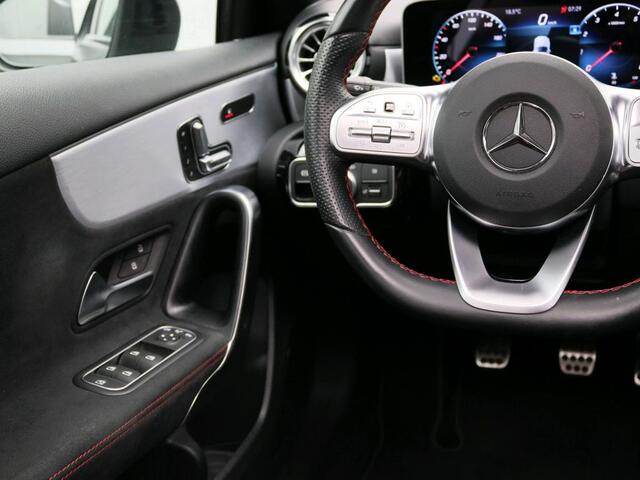 Mercedes-Benz A-KLASSE 160 Business Solution AMG | AMG Line | Nicht Pakket | Schuif-Kanteldak | Sfeerverlichting | Ledkoplampen. Inclusief 24 maanden MB Certified garantie voor Europa.