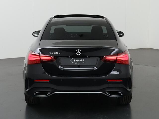 Mercedes-Benz A-KLASSE 250 e Business Solution AMG | Panoramadak | Achteruitrijcamera | Navigatie | Keyless entry | Extra getint glas