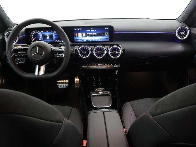 Mercedes-Benz A-KLASSE 250 e Business Solution AMG | Panoramadak | Achteruitrijcamera | Navigatie | Keyless entry | Extra getint glas