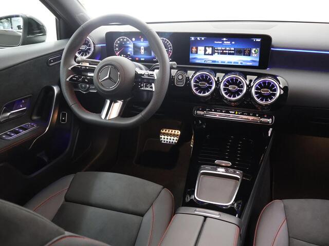 Mercedes-Benz A-KLASSE 250 e Business Solution AMG | Panoramadak | Achteruitrijcamera | Navigatie | Keyless entry | Extra getint glas