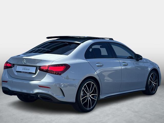 Mercedes-Benz A-KLASSE Limousine 180 Business Solution AMG | AMG Plus Pakket | Night Pakket | Panoramadak | Elektrisch Verstelbare Stoelen + Memory | Burmester Surround Sound | 360° Camera | Head-up Display | Dodehoekassistent | MULTIBEAM LED Koplampen