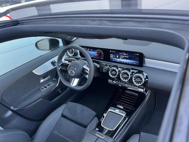 Mercedes-Benz A-KLASSE Limousine 180 Business Solution AMG | AMG Plus Pakket | Night Pakket | Panoramadak | Elektrisch Verstelbare Stoelen + Memory | Burmester Surround Sound | 360° Camera | Head-up Display | Dodehoekassistent | MULTIBEAM LED Koplampen