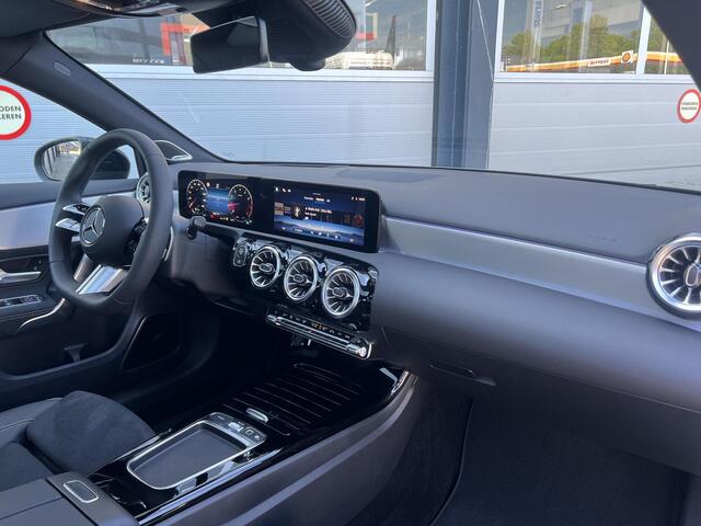 Mercedes-Benz A-KLASSE Limousine 180 Business Solution AMG | AMG Plus Pakket | Night Pakket | Panoramadak | Elektrisch Verstelbare Stoelen + Memory | Burmester Surround Sound | 360° Camera | Head-up Display | Dodehoekassistent | MULTIBEAM LED Koplampen
