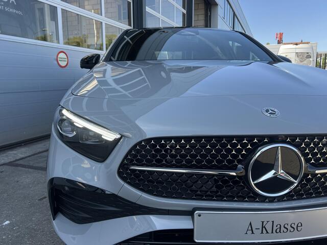 Mercedes-Benz A-KLASSE Limousine 180 Business Solution AMG | AMG Plus Pakket | Night Pakket | Panoramadak | Elektrisch Verstelbare Stoelen + Memory | Burmester Surround Sound | 360° Camera | Head-up Display | Dodehoekassistent | MULTIBEAM LED Koplampen