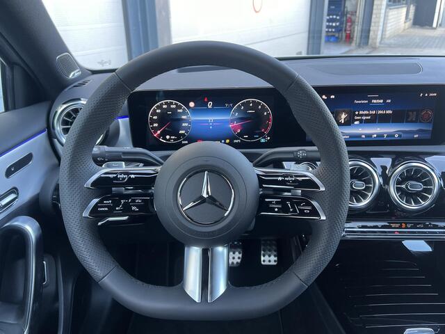 Mercedes-Benz A-KLASSE Limousine 180 Business Solution AMG | AMG Plus Pakket | Night Pakket | Panoramadak | Elektrisch Verstelbare Stoelen + Memory | Burmester Surround Sound | 360° Camera | Head-up Display | Dodehoekassistent | MULTIBEAM LED Koplampen