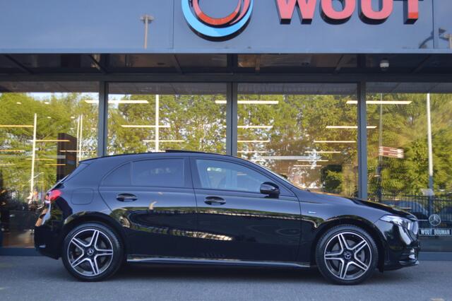 Mercedes-Benz A-KLASSE 250 e AMG Led Panorama Widescreen Sfeer Camera Night Augmented Pdc