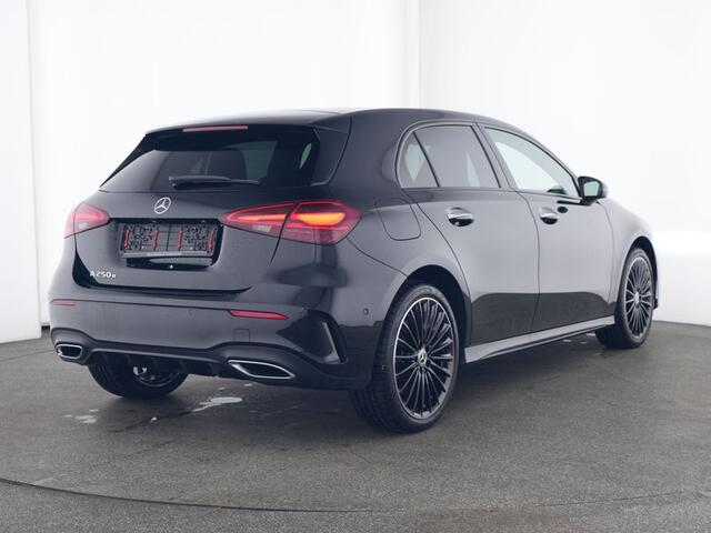 Mercedes-Benz A-KLASSE 250 e AMG Face Lift Plug-In Hybride | AMG Line | Night Pakket | 19 Inch AMG Velgen | Stuur en Stoelverwarming | Sfeerverlichting | Inclusief 24 maanden MB Certified garantie voor Europa.