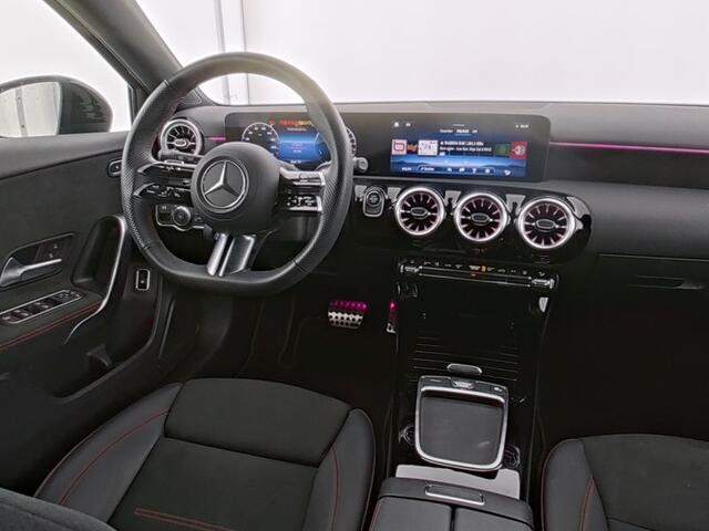 Mercedes-Benz A-KLASSE 250 e AMG Face Lift Plug-In Hybride | AMG Line | Night Pakket | 19 Inch AMG Velgen | Stuur en Stoelverwarming | Sfeerverlichting | Inclusief 24 maanden MB Certified garantie voor Europa.