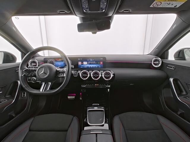 Mercedes-Benz A-KLASSE 250 e AMG Face Lift Plug-In Hybride | AMG Line | Night Pakket | 19 Inch AMG Velgen | Stuur en Stoelverwarming | Sfeerverlichting | Inclusief 24 maanden MB Certified garantie voor Europa.