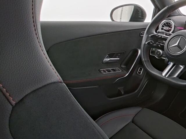 Mercedes-Benz A-KLASSE 250 e AMG Face Lift Plug-In Hybride | AMG Line | Night Pakket | 19 Inch AMG Velgen | Stuur en Stoelverwarming | Sfeerverlichting | Inclusief 24 maanden MB Certified garantie voor Europa.