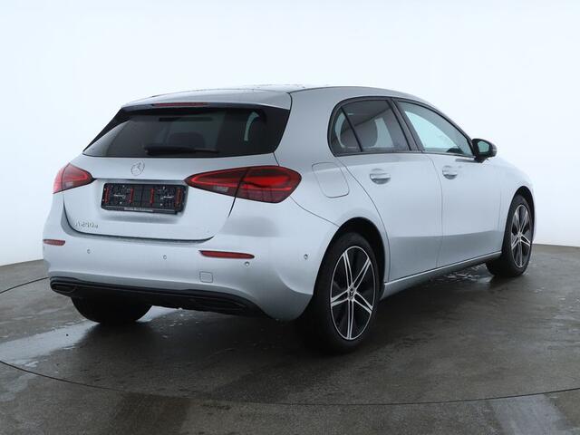 Mercedes-Benz A-KLASSE 250 e Face Lift Plug-In Hybride Night Pakket | 18 Inch Velgen | 11 kW Laden | Dodehoek Assist | Stuur en Stoelverwarming. Inclusief 24 maanden Mercedes-Benz Certified garantie voor Europa.