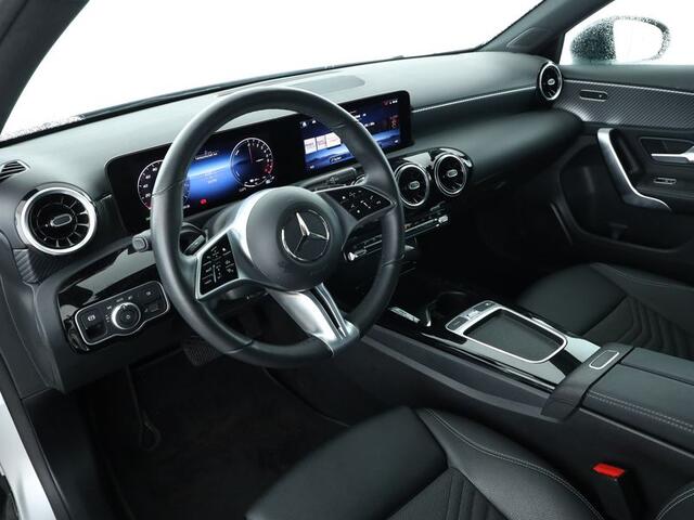 Mercedes-Benz A-KLASSE 250 e Face Lift Plug-In Hybride Night Pakket | 18 Inch Velgen | 11 kW Laden | Dodehoek Assist | Stuur en Stoelverwarming. Inclusief 24 maanden Mercedes-Benz Certified garantie voor Europa.