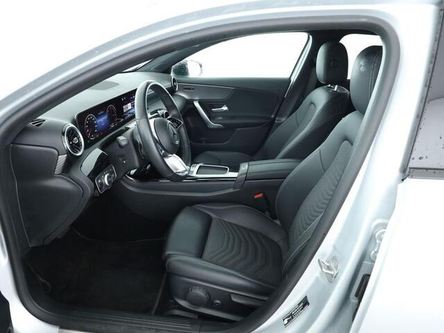 Mercedes-Benz A-KLASSE 250 e Face Lift Plug-In Hybride Night Pakket | 18 Inch Velgen | 11 kW Laden | Dodehoek Assist | Stuur en Stoelverwarming. Inclusief 24 maanden Mercedes-Benz Certified garantie voor Europa.