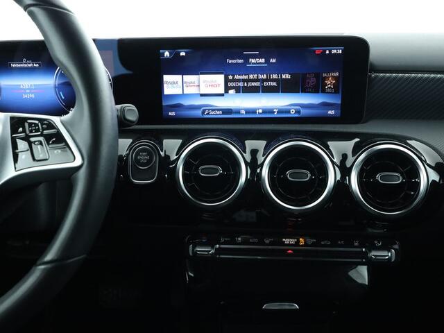 Mercedes-Benz A-KLASSE 250 e Face Lift Plug-In Hybride Night Pakket | 18 Inch Velgen | 11 kW Laden | Dodehoek Assist | Stuur en Stoelverwarming. Inclusief 24 maanden Mercedes-Benz Certified garantie voor Europa.