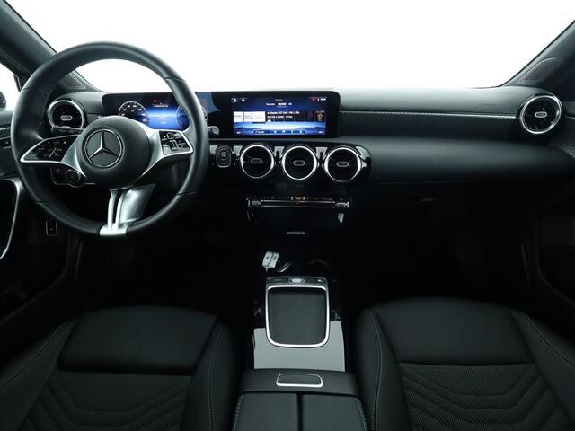 Mercedes-Benz A-KLASSE 250 e Face Lift Plug-In Hybride Night Pakket | 18 Inch Velgen | 11 kW Laden | Dodehoek Assist | Stuur en Stoelverwarming. Inclusief 24 maanden Mercedes-Benz Certified garantie voor Europa.