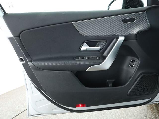 Mercedes-Benz A-KLASSE 250 e Face Lift Plug-In Hybride Night Pakket | 18 Inch Velgen | 11 kW Laden | Dodehoek Assist | Stuur en Stoelverwarming. Inclusief 24 maanden Mercedes-Benz Certified garantie voor Europa.