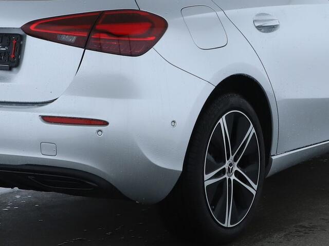 Mercedes-Benz A-KLASSE 250 e Face Lift Plug-In Hybride Night Pakket | 18 Inch Velgen | 11 kW Laden | Dodehoek Assist | Stuur en Stoelverwarming. Inclusief 24 maanden Mercedes-Benz Certified garantie voor Europa.