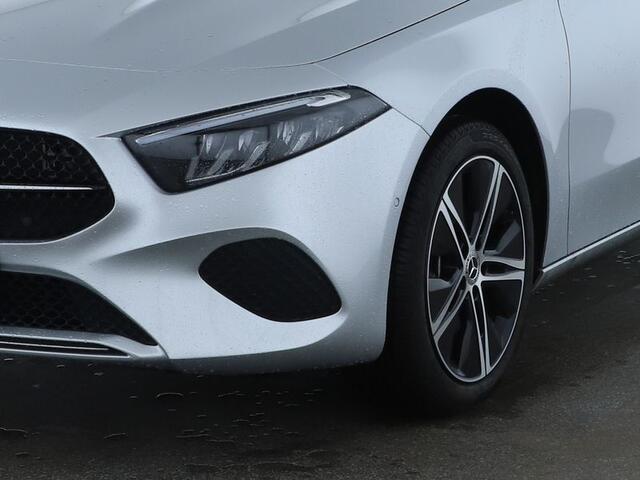 Mercedes-Benz A-KLASSE 250 e Face Lift Plug-In Hybride Night Pakket | 18 Inch Velgen | 11 kW Laden | Dodehoek Assist | Stuur en Stoelverwarming. Inclusief 24 maanden Mercedes-Benz Certified garantie voor Europa.