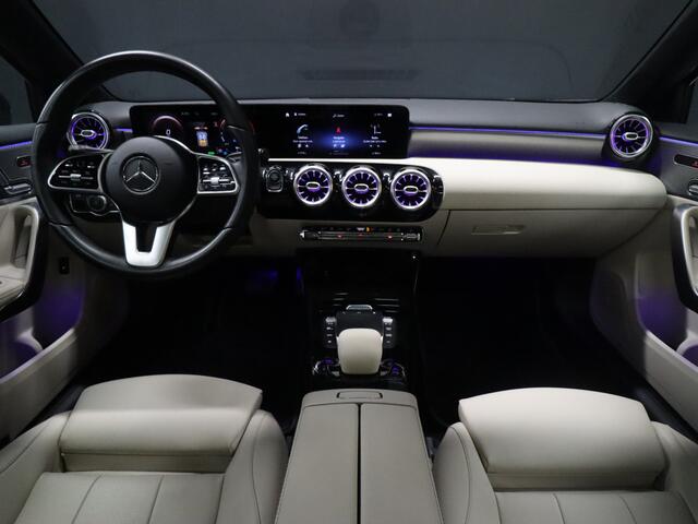 Mercedes-Benz A-KLASSE 250 e Business Solution Luxury Limited [CRUISE CONTROL, DIGITAL DASH ,CAMERA + PDC, SCHUIFKANTELDAK, SFEERVERLICHTING, CARPLAY, STOELVERWARMING, MEMORY SEATS, VOL LEDER, FLIPPERS, NAVIGATIE, NIEUWSTAAT]