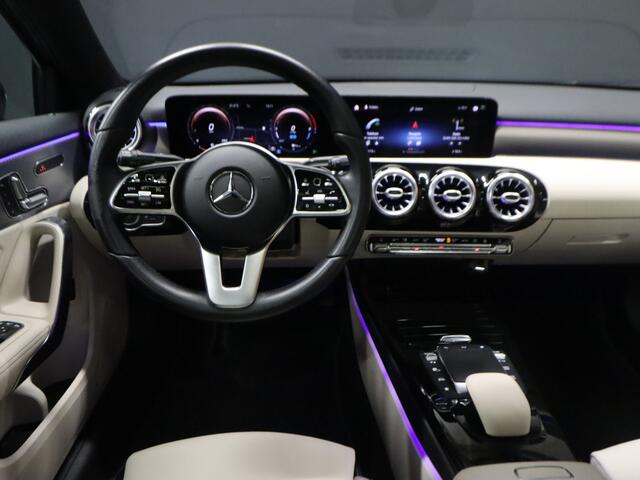 Mercedes-Benz A-KLASSE 250 e Business Solution Luxury Limited [CRUISE CONTROL, DIGITAL DASH ,CAMERA + PDC, SCHUIFKANTELDAK, SFEERVERLICHTING, CARPLAY, STOELVERWARMING, MEMORY SEATS, VOL LEDER, FLIPPERS, NAVIGATIE, NIEUWSTAAT]