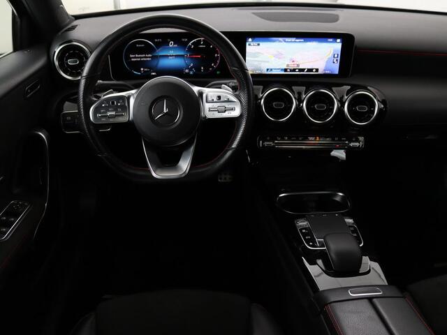 Mercedes-Benz A-KLASSE 180 d Business Solution AMG | Panoramadak | AMG Line | Stoelverwarming | Apple Carplay | Achteruitrijcamera | Full LED | Navigatie | Cruise Control | LMV 18