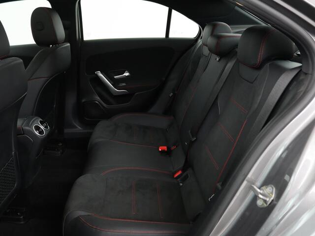 Mercedes-Benz A-KLASSE 180 d Business Solution AMG | Panoramadak | AMG Line | Stoelverwarming | Apple Carplay | Achteruitrijcamera | Full LED | Navigatie | Cruise Control | LMV 18