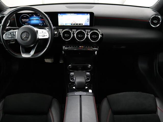 Mercedes-Benz A-KLASSE 180 d Business Solution AMG | Panoramadak | AMG Line | Stoelverwarming | Apple Carplay | Achteruitrijcamera | Full LED | Navigatie | Cruise Control | LMV 18