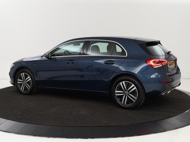 Mercedes-Benz A-KLASSE 250e | Sfeerverlichting | achteruitrijcamera | Cruise Control | Navigatie | Stoelverwarming | LMV | LED | DAB