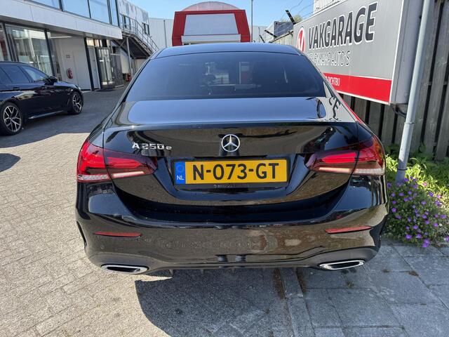 Mercedes-Benz A-KLASSE 250 e Premium 19"/Dodehoek/Camera/Sfeerverlichting/Stoelverwarming/Apple Carplay& Android Auto