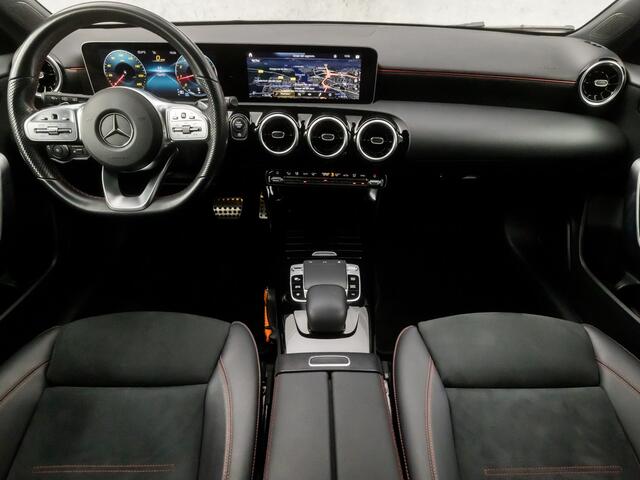 Mercedes-Benz A-KLASSE 180 AMG Sport Night Upgrade Automaat (APPLE CARPLAY, GROOT NAVI, CAMERA, LEDER/ALCANTARA, DIAMOND GRILL, SPORTSTOELEN, STOELVERWARMING, GETINT GLAS, WIDESCREEN, NIEUWE APK, NIEUWSTAAT)