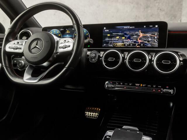 Mercedes-Benz A-KLASSE 180 AMG Sport Night Upgrade Automaat (APPLE CARPLAY, GROOT NAVI, CAMERA, LEDER/ALCANTARA, DIAMOND GRILL, SPORTSTOELEN, STOELVERWARMING, GETINT GLAS, WIDESCREEN, NIEUWE APK, NIEUWSTAAT)