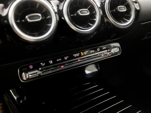 Mercedes-Benz A-KLASSE 180 AMG Sport Night Upgrade Automaat (APPLE CARPLAY, GROOT NAVI, CAMERA, LEDER/ALCANTARA, DIAMOND GRILL, SPORTSTOELEN, STOELVERWARMING, GETINT GLAS, WIDESCREEN, NIEUWE APK, NIEUWSTAAT)