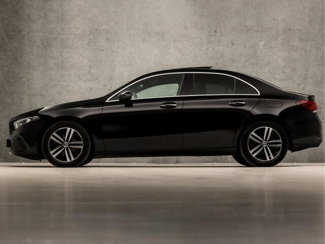 Mercedes-Benz A-KLASSE 180 Sport Automaat (SCHUIFDAK, GROOT NAVI, SFEERVERLICHTING, DIAMOND GRILL, CAMERA, STOELVERWARMING, LEDEREN SPORTSTOELEN, WIDESCREEN, CRUISE, NIEUWE APK, NIEUWSTAAT)