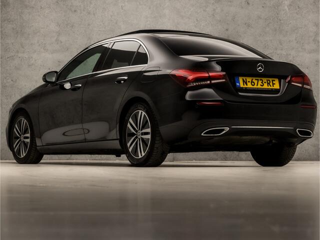 Mercedes-Benz A-KLASSE 180 Sport Automaat (SCHUIFDAK, GROOT NAVI, SFEERVERLICHTING, DIAMOND GRILL, CAMERA, STOELVERWARMING, LEDEREN SPORTSTOELEN, WIDESCREEN, CRUISE, NIEUWE APK, NIEUWSTAAT)
