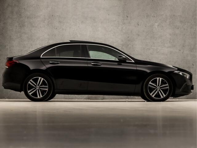 Mercedes-Benz A-KLASSE 180 Sport Automaat (SCHUIFDAK, GROOT NAVI, SFEERVERLICHTING, DIAMOND GRILL, CAMERA, STOELVERWARMING, LEDEREN SPORTSTOELEN, WIDESCREEN, CRUISE, NIEUWE APK, NIEUWSTAAT)