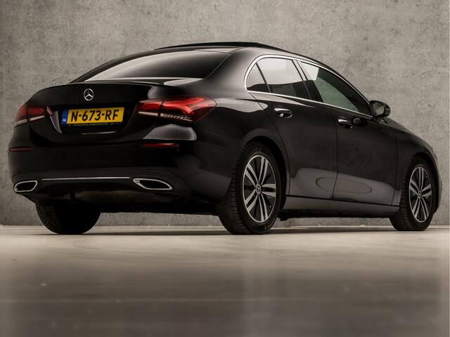 Mercedes-Benz A-KLASSE 180 Sport Automaat (SCHUIFDAK, GROOT NAVI, SFEERVERLICHTING, DIAMOND GRILL, CAMERA, STOELVERWARMING, LEDEREN SPORTSTOELEN, WIDESCREEN, CRUISE, NIEUWE APK, NIEUWSTAAT)
