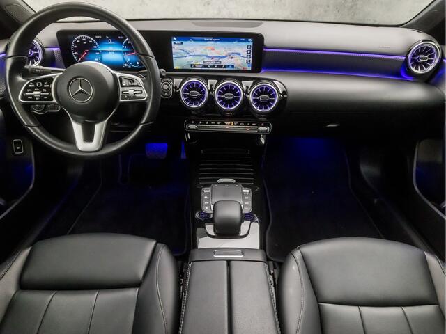 Mercedes-Benz A-KLASSE 180 Sport Automaat (SCHUIFDAK, GROOT NAVI, SFEERVERLICHTING, DIAMOND GRILL, CAMERA, STOELVERWARMING, LEDEREN SPORTSTOELEN, WIDESCREEN, CRUISE, NIEUWE APK, NIEUWSTAAT)