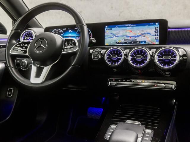 Mercedes-Benz A-KLASSE 180 Sport Automaat (SCHUIFDAK, GROOT NAVI, SFEERVERLICHTING, DIAMOND GRILL, CAMERA, STOELVERWARMING, LEDEREN SPORTSTOELEN, WIDESCREEN, CRUISE, NIEUWE APK, NIEUWSTAAT)