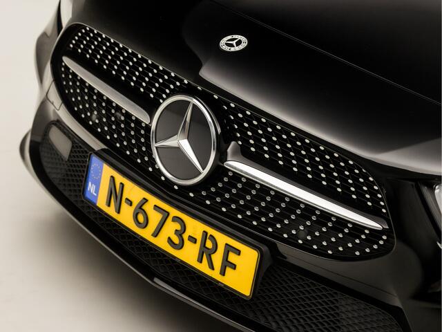 Mercedes-Benz A-KLASSE 180 Sport Automaat (SCHUIFDAK, GROOT NAVI, SFEERVERLICHTING, DIAMOND GRILL, CAMERA, STOELVERWARMING, LEDEREN SPORTSTOELEN, WIDESCREEN, CRUISE, NIEUWE APK, NIEUWSTAAT)