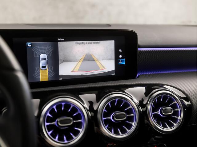 Mercedes-Benz A-KLASSE 180 Sport Automaat (SCHUIFDAK, GROOT NAVI, SFEERVERLICHTING, DIAMOND GRILL, CAMERA, STOELVERWARMING, LEDEREN SPORTSTOELEN, WIDESCREEN, CRUISE, NIEUWE APK, NIEUWSTAAT)