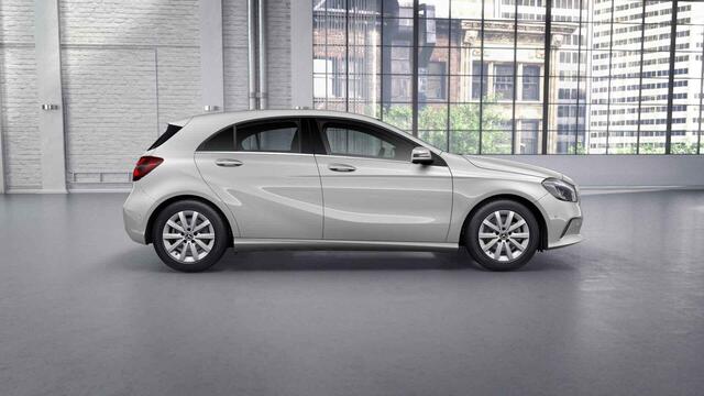 Mercedes-Benz A-KLASSE 180 Ambition | Stylepakket | Acteruitrijcamera | Navigagtie | Sportstoelen |